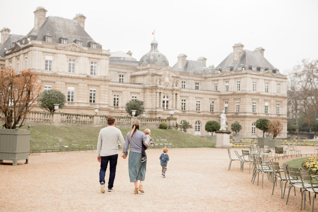 Casual Family Portraits at the Jardin du Luxembourg in Paris