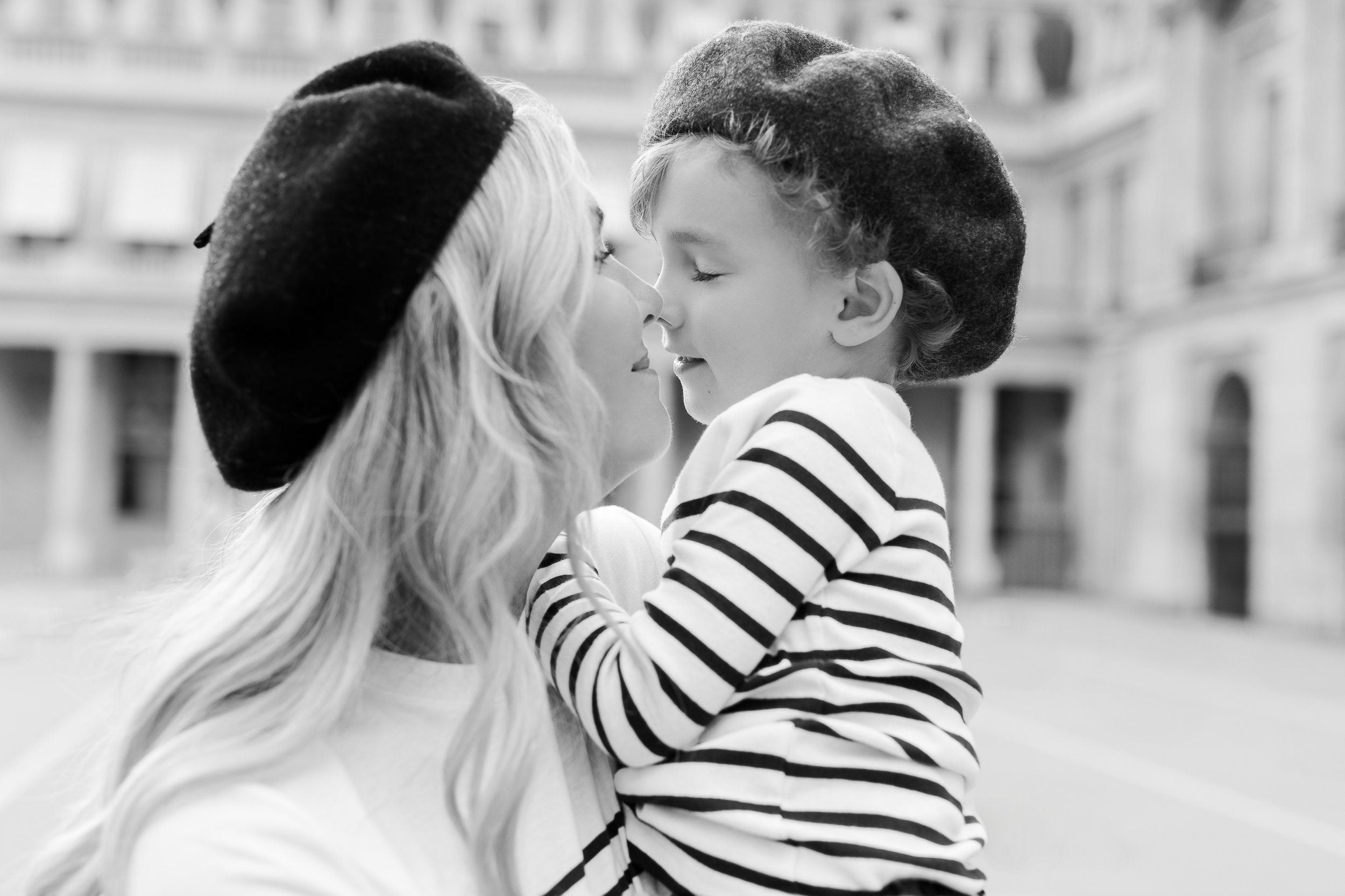 paris-photographer-mother-son-photoshoot-poses-ideas-006.jpg