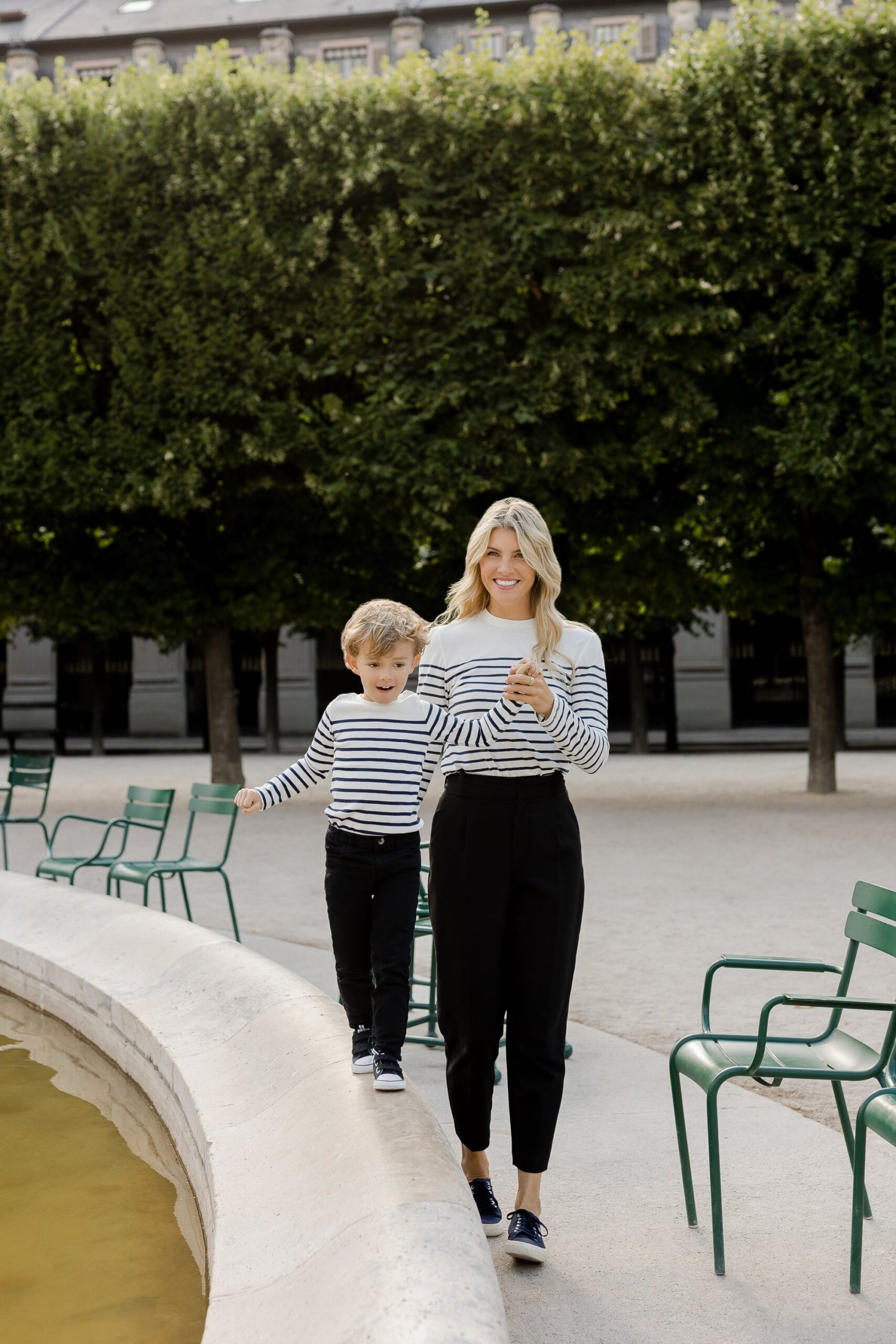 paris-photographer-mother-son-photoshoot-poses-ideas-036.jpg