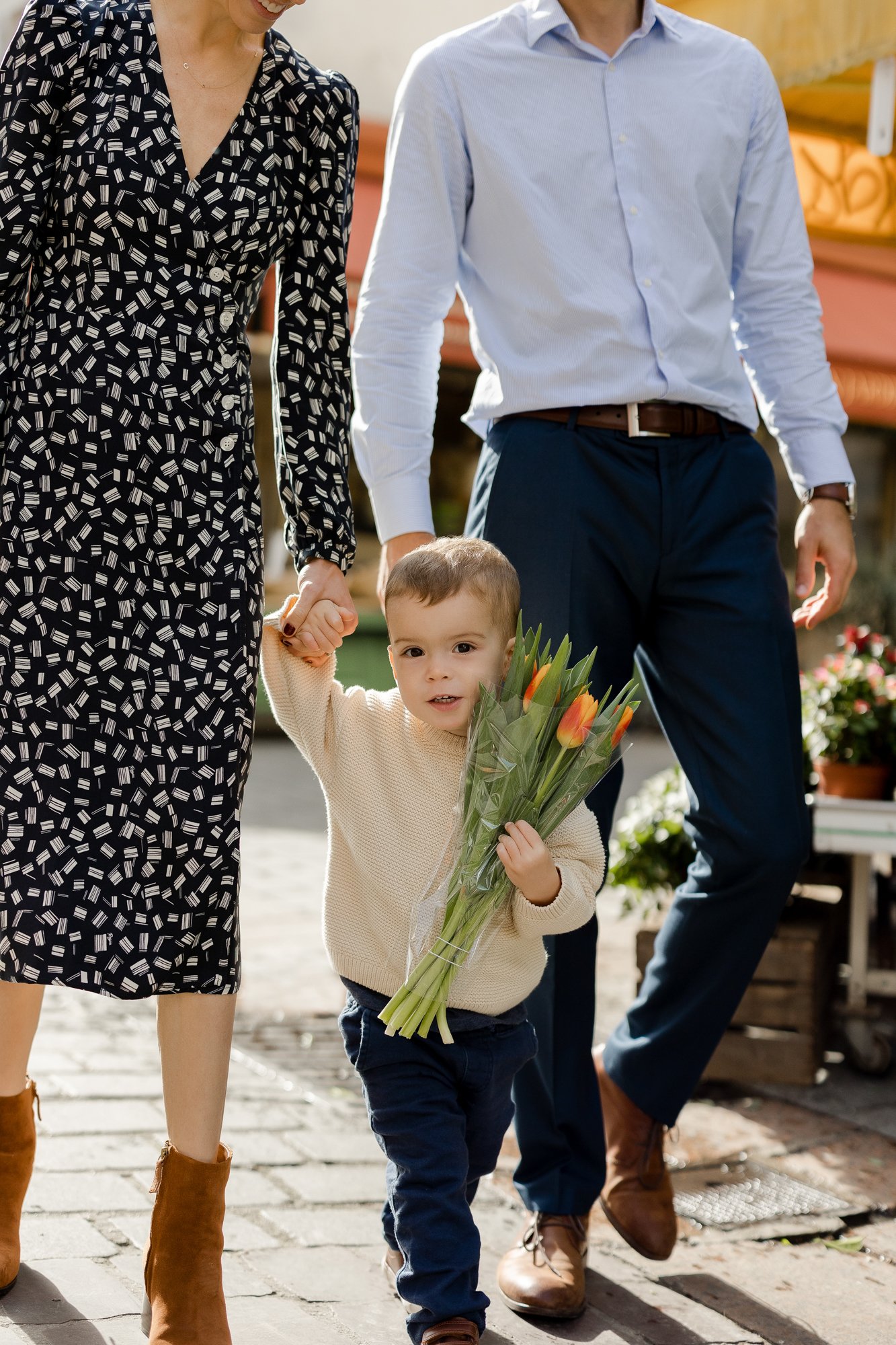 family-photoshoot-paris-market-flowers-12.jpg