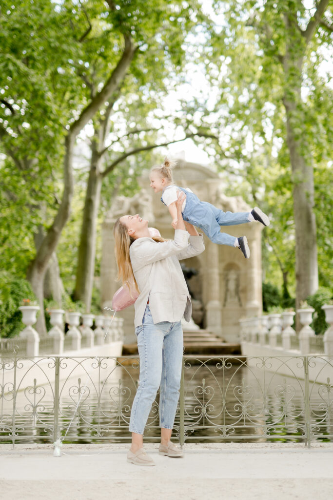 Paris Family Photographer, Photo shoot in the luxembourg gardens with mama and daughter