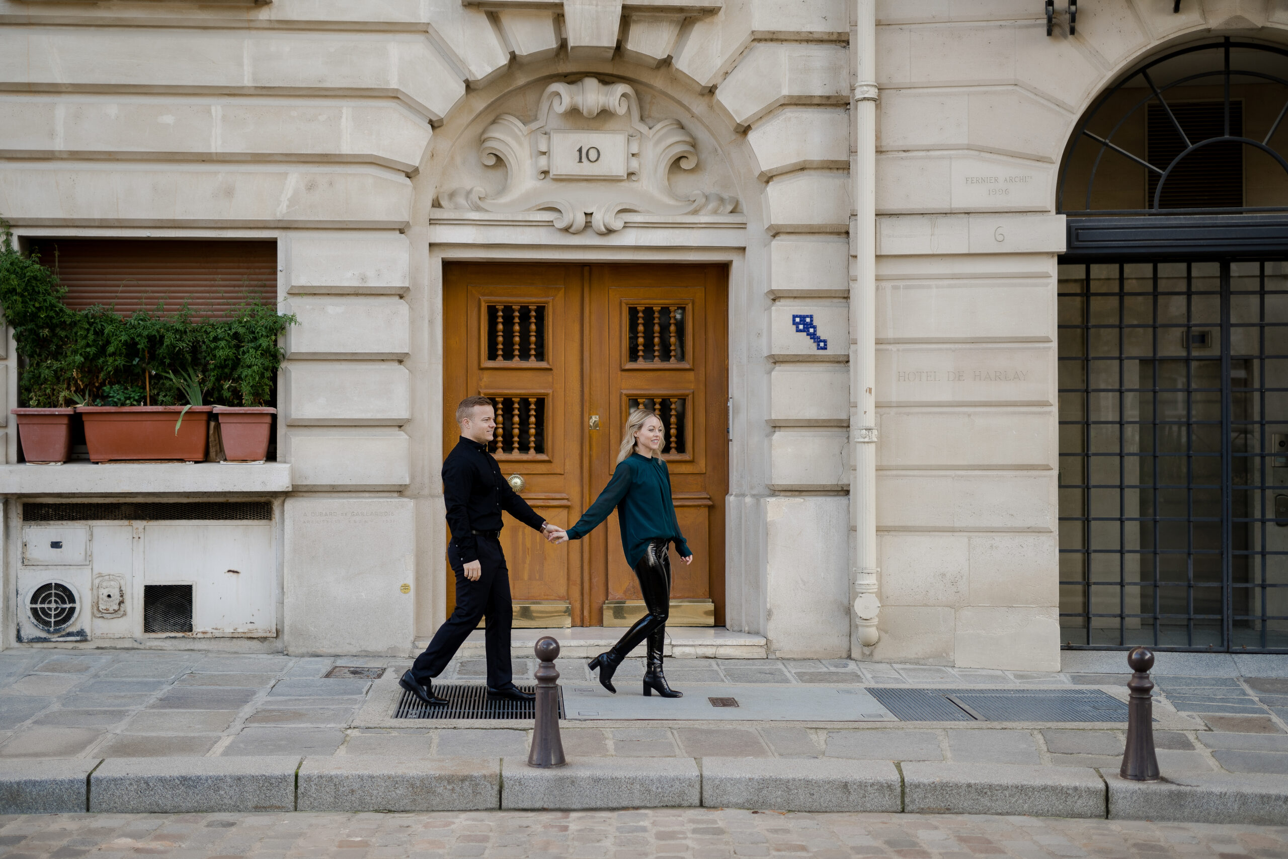 Romantic couples portrait on Pont Neuf in Paris by photographer Katie Donnelly