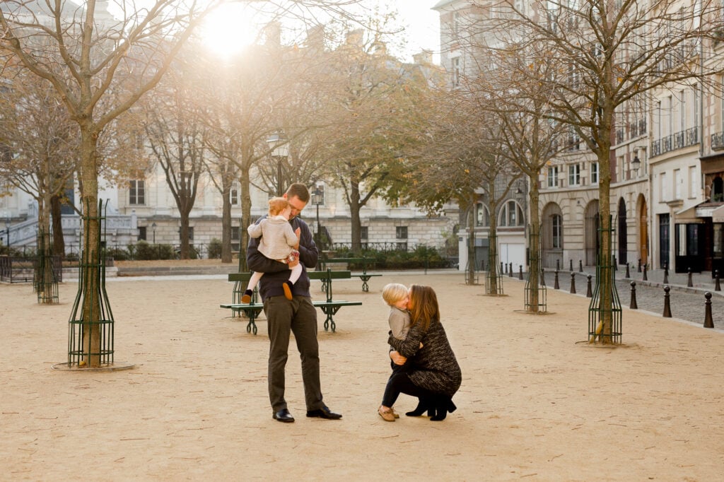 paris-family-photoshoot-place-dauphine-cafe-pont-neuf-katie-donnelly-photography_002