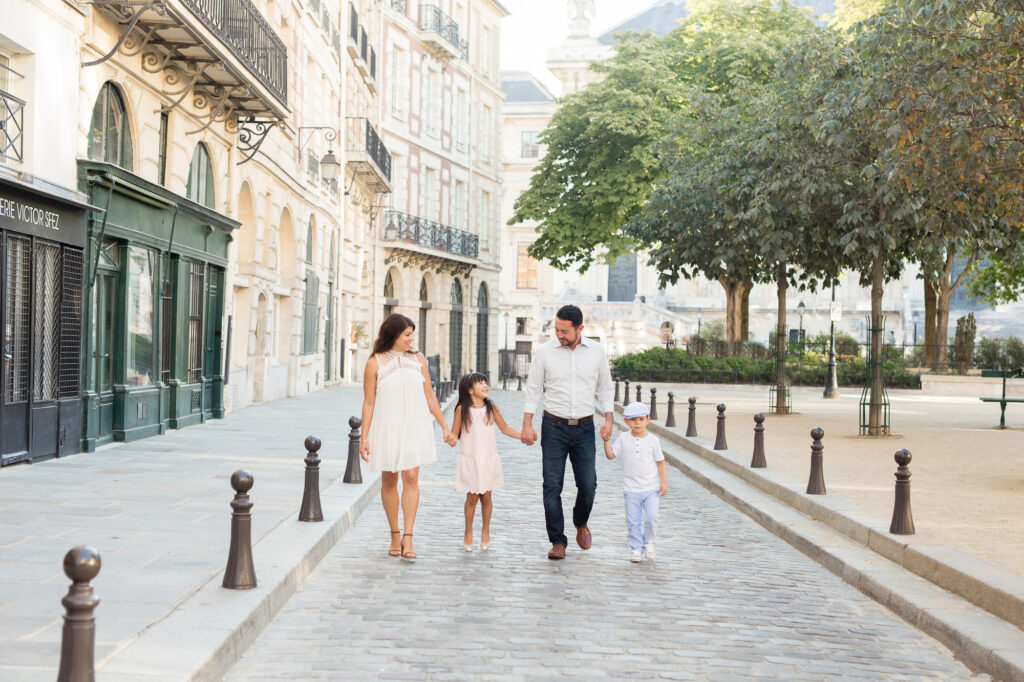 Family Photo shoot in paris with English speaking paris photographer Katie Donnelly. Photo shoot in Place Dauphine