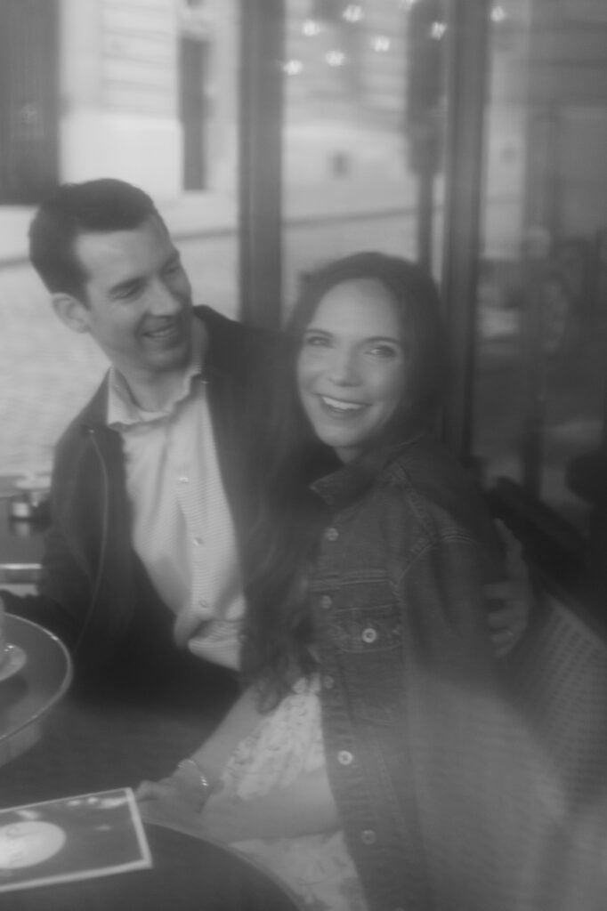 paris-romantic-couple-photoshoot-cafe-bir-hakeim-katie-donnelly-photography_018