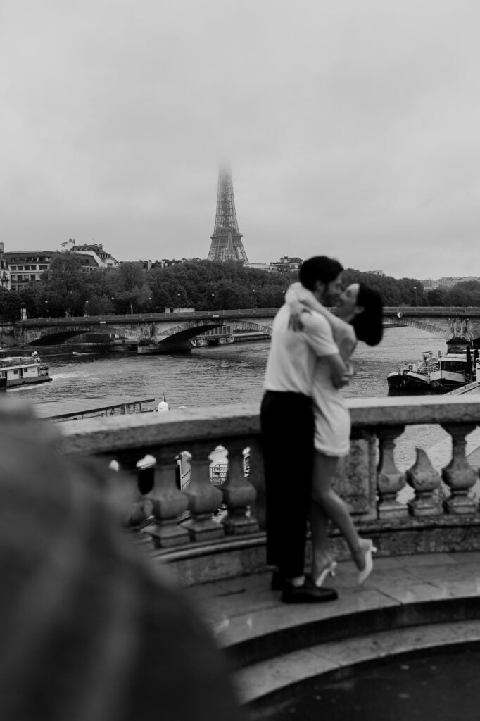 paris-romantic-couple-photoshoot-cafe-pont-alexandre-katie-donnelly-photography_021