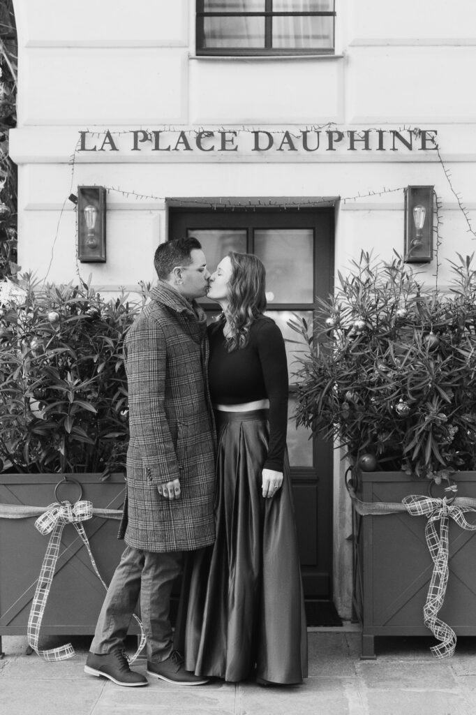 paris-romantic-couple-photoshoot-proposal-place-dauphine-pont-neuf-katie-donnelly-photography_008