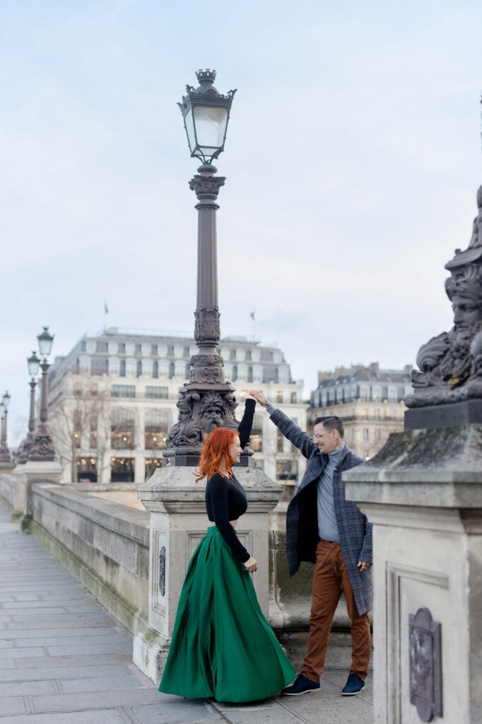 paris-romantic-couple-photoshoot-proposal-place-dauphine-pont-neuf-katie-donnelly-photography_017