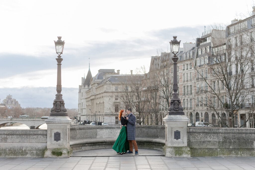 paris-romantic-couple-photoshoot-proposal-place-dauphine-pont-neuf-katie-donnelly-photography_018