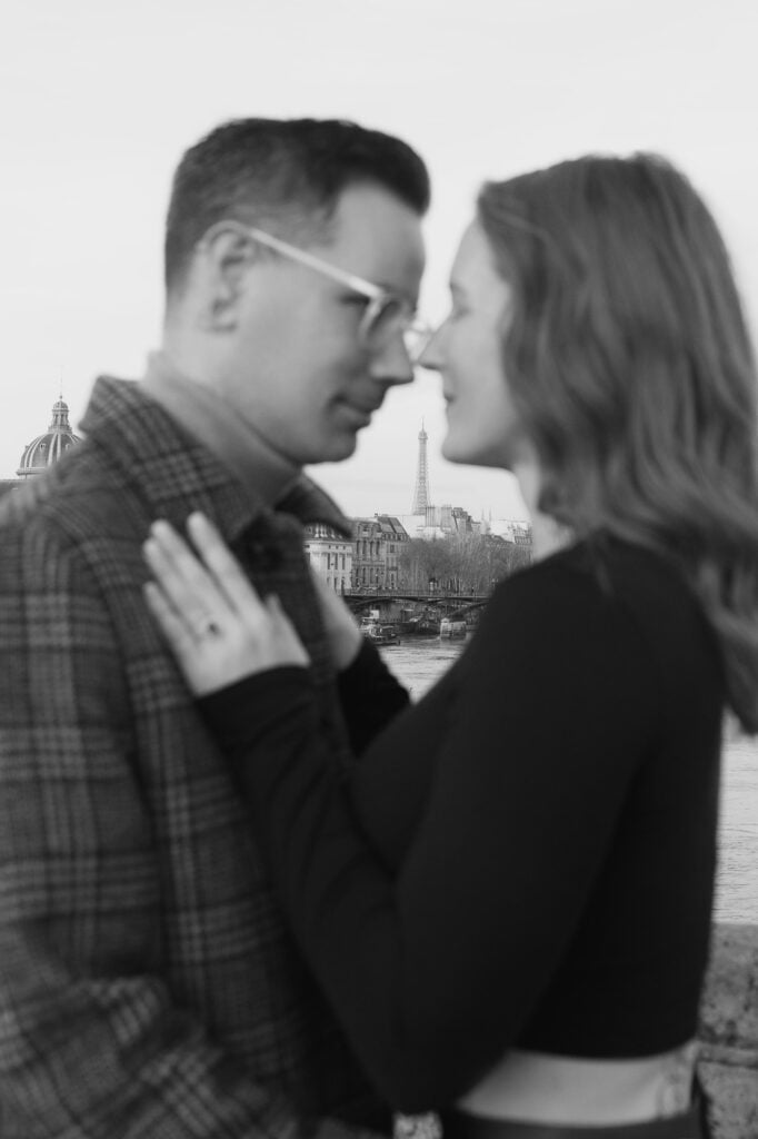 paris-romantic-couple-photoshoot-proposal-place-dauphine-pont-neuf-katie-donnelly-photography_019