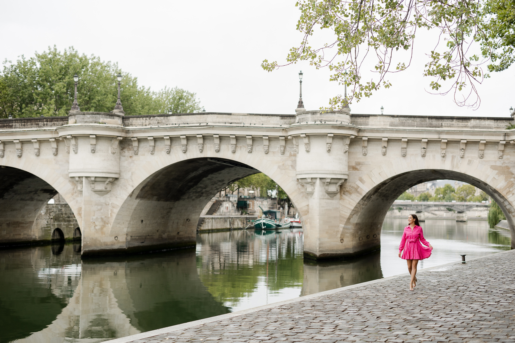 paris solo photographer, photo shoot of girl on the banks of the seine