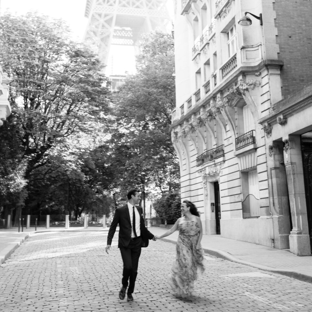 Paris Couple Photographer photo shoot at the eiffel tower how it works