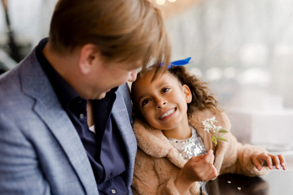 Family photoshoot at Bir-Hakeim Bridge in Paris