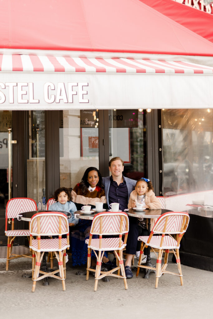 Casual family shoot at a Paris café
