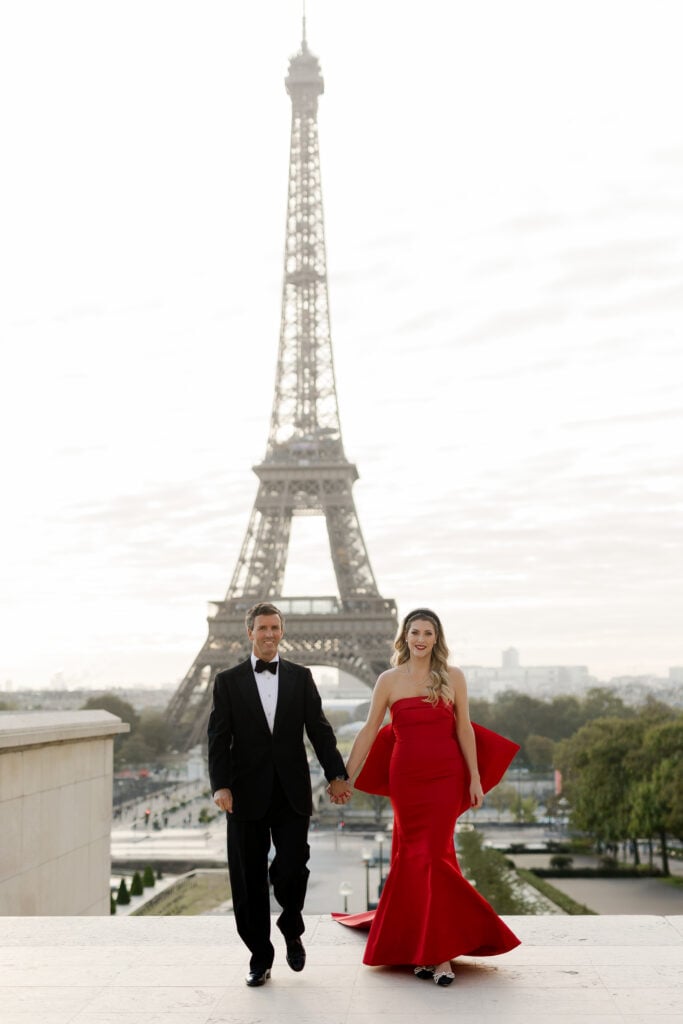 Portrait of couple holding hands at Trocadéro in Paris: black tie family photoshoot by Katie Donnelly Photography