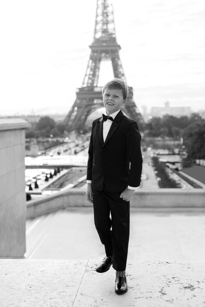 Iconic Parisian photography at Trocadรฉro, black and white