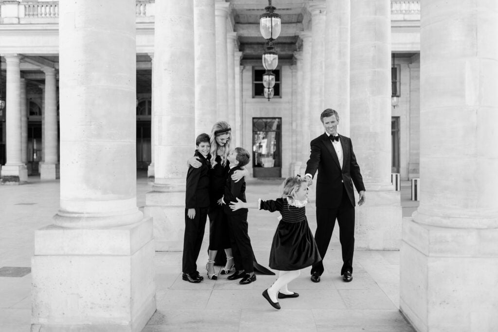 Elegant family photoshoot at Palais Royal in Paris